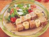 Brochettes de thon rouge à la banane et ventrêche roulée aux épices Basques