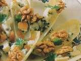 Feuilles d’endive aux poires, roquefort et noix, graines de pavot bleu et poivre de Sichuan