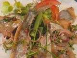 Filets de harengs saurs en salade printanière aux baies roses et poivre blanc
