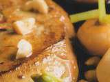 Foie gras de canard poêlé au miel de châtaignier, navets confits et noisettes torréfiées