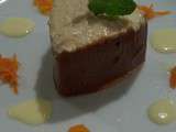 Gâteau de caramel au beurre salé et spéculos, crème à la vanille et jus de cardamome