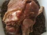 Jarret de porc demi-sel aux lentilles vertes du Puy et gros poivre