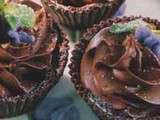 Mousse de chocolat en caissettes aux violettes et feuilles de mélisse cristallisées