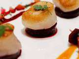 Noix de coquille Saint-Jacques aux betteraves cuites épicées Sel vanillé de Tahiti Moulure de graines de paradis Mini brochette croquante