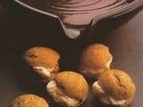 Profiteroles de glace à la vanille, sauce chocolat
