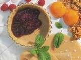 Tartelettes aux noix, coulis de framboises et mélisse fraîche