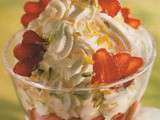 Verrine de fraises à la Chantilly, orange confite et pistaches