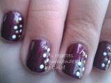 Ongles violet-prune avec des pois