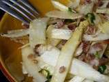 Duo de salades printemps-été : asperges blanches crues au parmesan/ poivrons à la méditerranéenne
