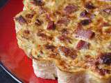 Gâteau de pommes de terre, jambon, oignons et restes de fromage