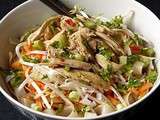 Salade de nouilles de riz à l'asiatique poulet, carotte, soja et coriandre