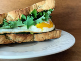 Sandwich sans gluten à l’oeuf, kale et concombre
