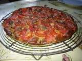 Pizza sarrasin, lardons et tomates
