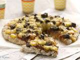 Pizza sans gluten, aux oignons, aux aubergines et aux fromage végétal (vegan)