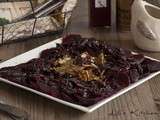Salade de betteraves, poireaux et raisins secs, sauce à la framboise, noix et cumin (vegan)