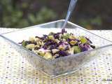 Salade de chou rouge, avocat, pomme granny, noix et raisins secs (vegan)
