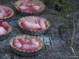 Tartelettes aux pêches rôties au romarin, à la confiture d’abricots et à la farine de kamut (vegan)