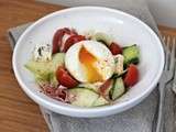✹ Salade fraicheur : tagliatelles de courgettes, tomates, jambon cru, Bresse bleu et oeuf mollet ✹