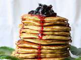 Pancakes, coulis de cerises minute & mûres fraîches