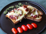 Tartine-bruschetta mozzarelle et tomates séchées