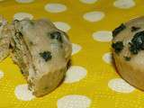 Muffins nature aux flocons d'avoine colorés (a droite incorporés à la pâte et à gauche sur le dessus uniquement)