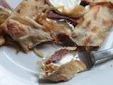Galette de blé noir confit d’oignon, chèvre et magret de canard séché