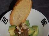 Avocat au caviar d’aubergines & noisettes concassées