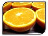 Menu monochrome: petite mise en bouche au samon, salade marocaine a l'orange, cuisses de canard à l'orange et panna cotta créole à l'ananas caramélisé et macaron aux fruits de la passion