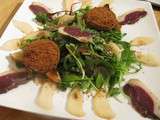 Salade aux poires, magret fumé et chèvre pané aux spéculoos
