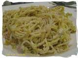 Spaghettis aux poireaux, sauce à la ricotta et au jambon