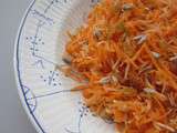 Carottes et fenouil râpés, graines de tournesol et raisins de Corinthe