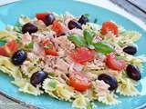 Salade de pâtes farfalle au thon, olives, tomates cerise et basilic