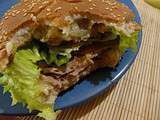 Burger maison: canard, röstis, fromage à raclette et sauce au poivre