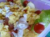 Salade fraicheur été : pomme de terre, saumon fumé, tomates cerise, oeufs brouillés à la crème aneth