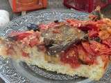 Tarte salée sans gluten à la polenta de riz Exquidia et aux tomates, anchois, poivron, aubergines et olives noires