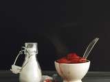 Eau glacée au sirop et yaourt aux fraises