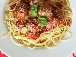 Spaghettis aux boulettes de viande sauce tomate
