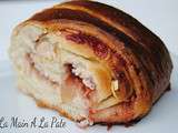 Brioche à la confiture de fraises et amandes effilées