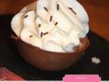 Chantilly sur mousse chocolatée au lait en coque au chocolat