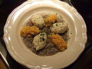 Quenelles de poisson, sauce champignons et riz safrané