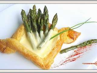 Feuilletés d'asperges vertes et leur sauce mousseline