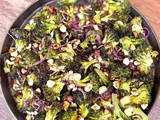 Salade tiède de brocolis aux oignons rouges et aux noisettes