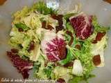 Salade de mâche, frisée et chicorée rouge aux raisins secs et au sésame