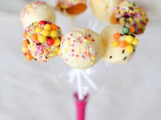 Cake pops : vive la couleur sur les tables de fêtes