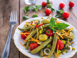Haricots verts tomates et olives vertes en salade