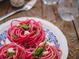 Spaghettis rose au jus de betterave, chèvre et pesto d’épinards