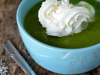 Velouté de fanes de radis et chantilly au chèvre