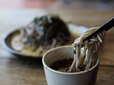 Authentiques zaru soba – nouilles soba froides avec sauce tsuyu