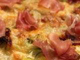 Pizza fromages, courgette et jambon cru