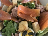 Salade à la truite fumée, oeufs durs, thon, croûtons et graines de courge